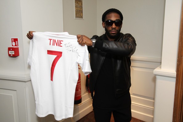 Tay rapper Tinie Tempah khoe chiến tích là chiếc áo có chữ ký của các tuyển thủ Anh